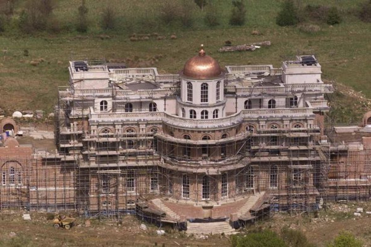 Abandoned £40m mansion bigger than Buckingham Palace left to rot for 36 years