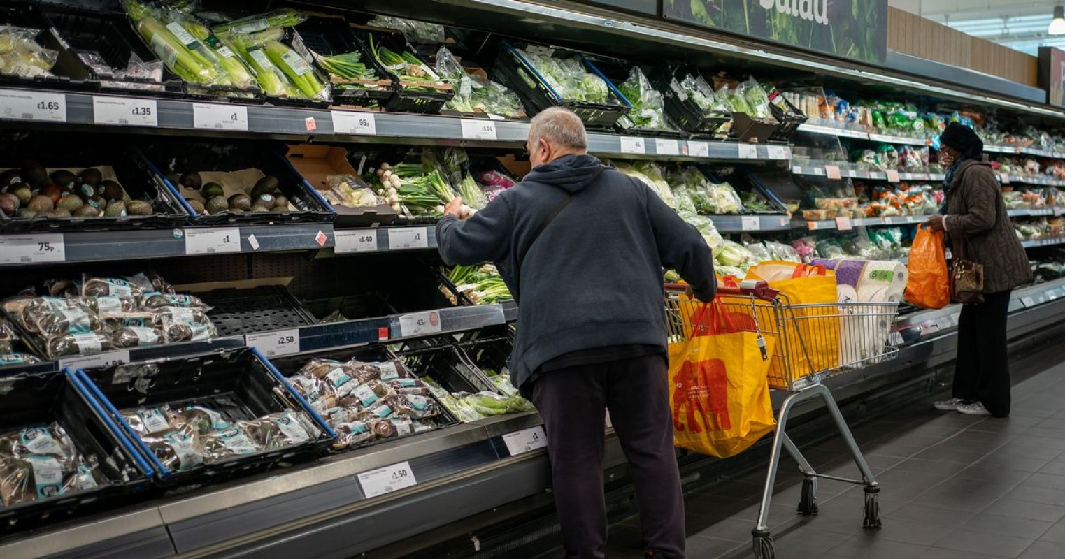 警告在超市和零售商使用 20 英鎊和 50 英鎊紙幣的市民