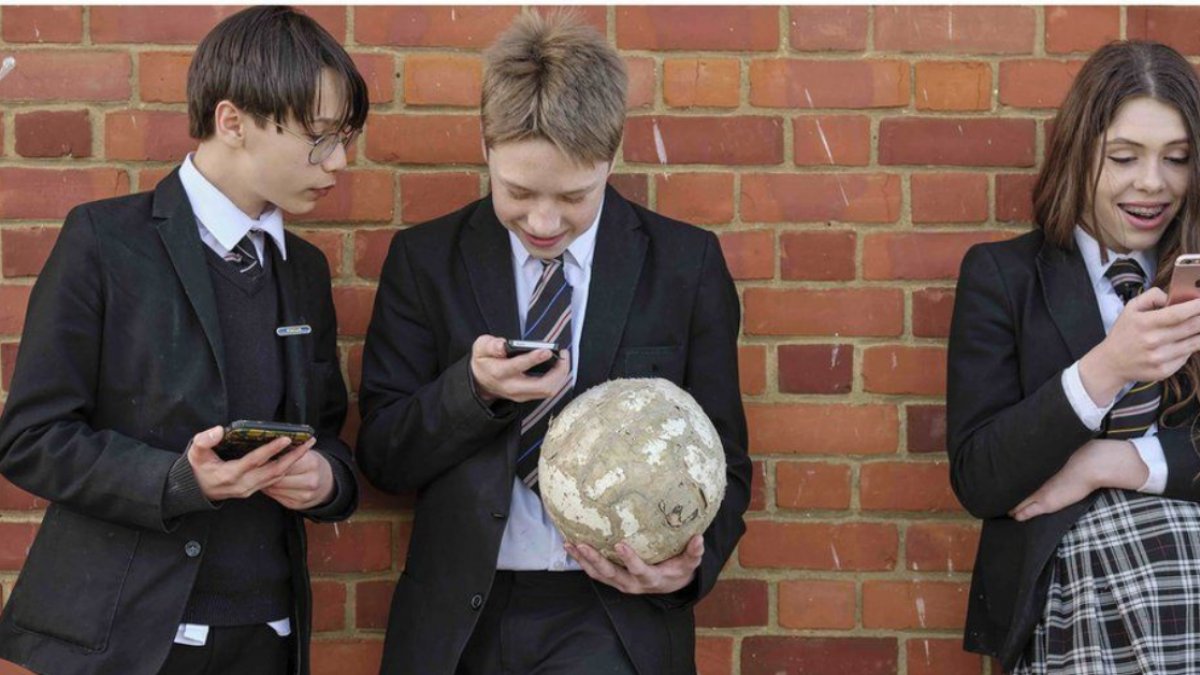 Mobile phone ban plan to improve school behaviour