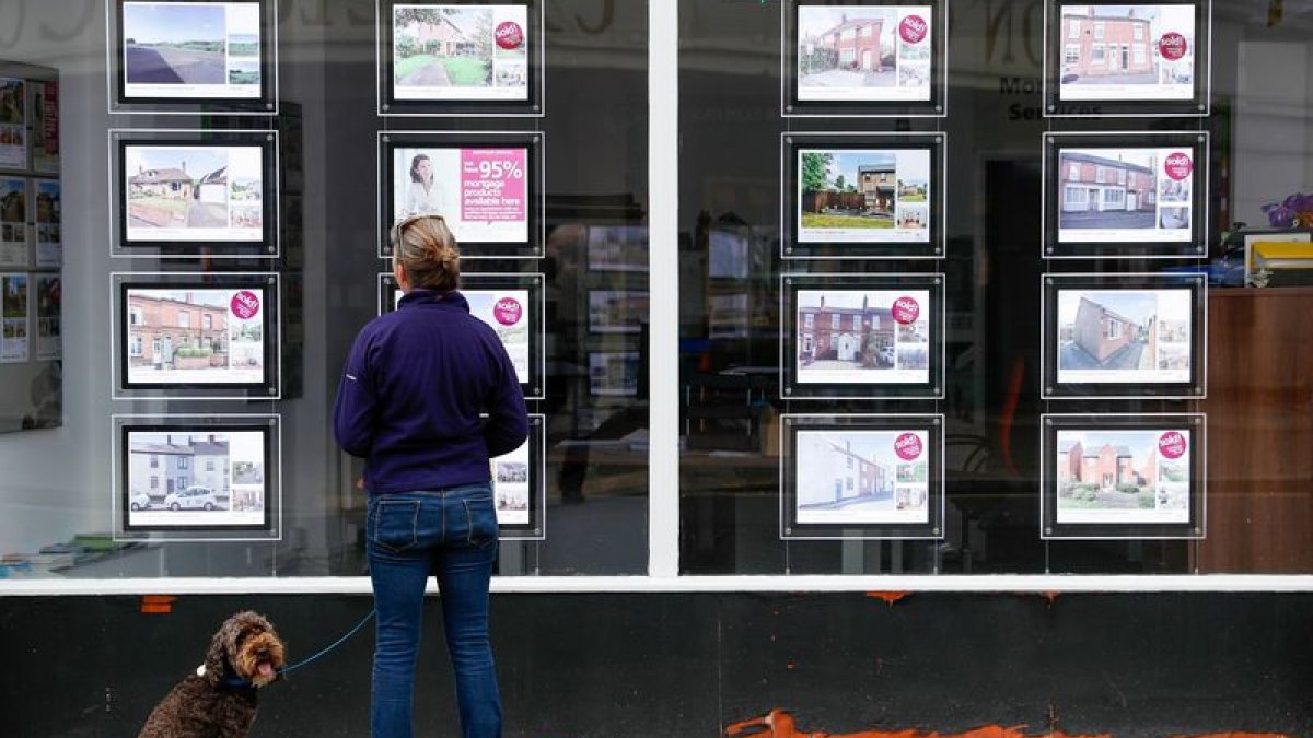 UK House Sales Decline as Soaring Inflation Cuts Into Demand